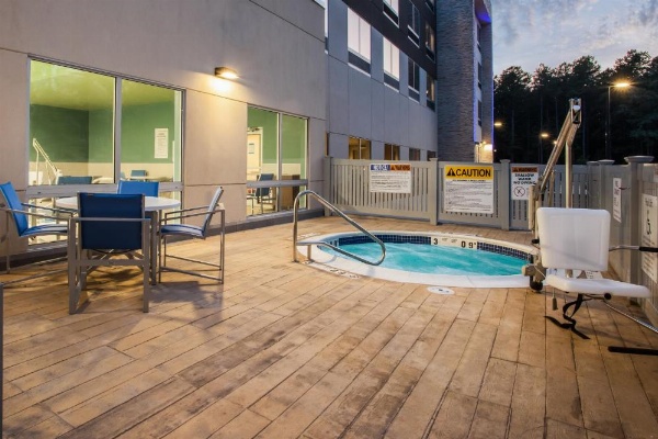 Holiday Inn Express Queensbury - Lake George Area image 17